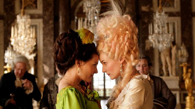 Marie Antoinette (Diane Kruger, re.) drängt ihre beste Freundin, die Herzogin Gabrielle de Polignac (Virginie Ledoyen), den Hof zu verlassen – das Leben dort ist zu gefährlich geworden.