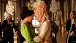 Marie Antoinette (Diane Kruger, re.) drängt ihre beste Freundin, die Herzogin Gabrielle de Polignac (Virginie Ledoyen), den Hof zu verlassen – das Leben dort ist zu gefährlich geworden.