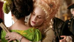 Marie Antoinette (Diane Kruger, re.) verabschiedet sich innig von ihrer liebsten Freundin, der Herzogin Gabrielle de Polignac (Virginie Ledoyen).