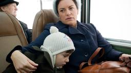 Marie (Christine Neubauer) fährt mit ihrem verhaltensauffälligen Sohn Felix (Eric und Marc Hermann, im Bild Marc) in die Stadt zu einem Spezialisten.