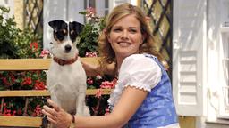 Marie (Mira Bartuschek) lässt sich zusammen mit ihrem Hund Räuber fotografieren.