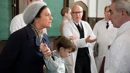Marie (Christine Neubauer) rettet ihren Sohn Felix (Eric und Marc Hermann, im Bild Marc) vor dem rückständigen Psychiater (Dietrich Hollinderbäumer, Mitte) und seinen Assistenten.