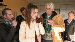 Marie Thieme (Marlene Burow) und ihr Vater Frank (Barnaby Metschurat) sind auf der Suche nach Baby Lea.  Kowalski (Axel Werner) und Dorn (Rainer Strecker, re.) versuchen zu helfen.