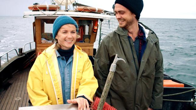 Bild: ARD Degeto/Harald Cremer Marie (Cornelia Gröschel) und Alex (Sebastian Fräsdorf) auf dem Fischkutter.