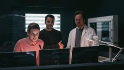 Marion (Kristin Suckow), Ben (Kostja Ullmann, Mitte) und sein Arzt (Christian Kuchenbuch) möchten mit MRT-Technik zu Timmi vordringen.