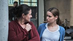 Marion Dörner (Anne-Kathrin Gummich) und Annett Schuster (Kristin Suckow) sprechen über das Alibi des Verdächtigen