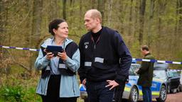 Marion Dörner (Anne-Kathrin Gummich) und Jan Kawig (Bernhard Conrad) untersuchen den Wald mit einer Drohne
