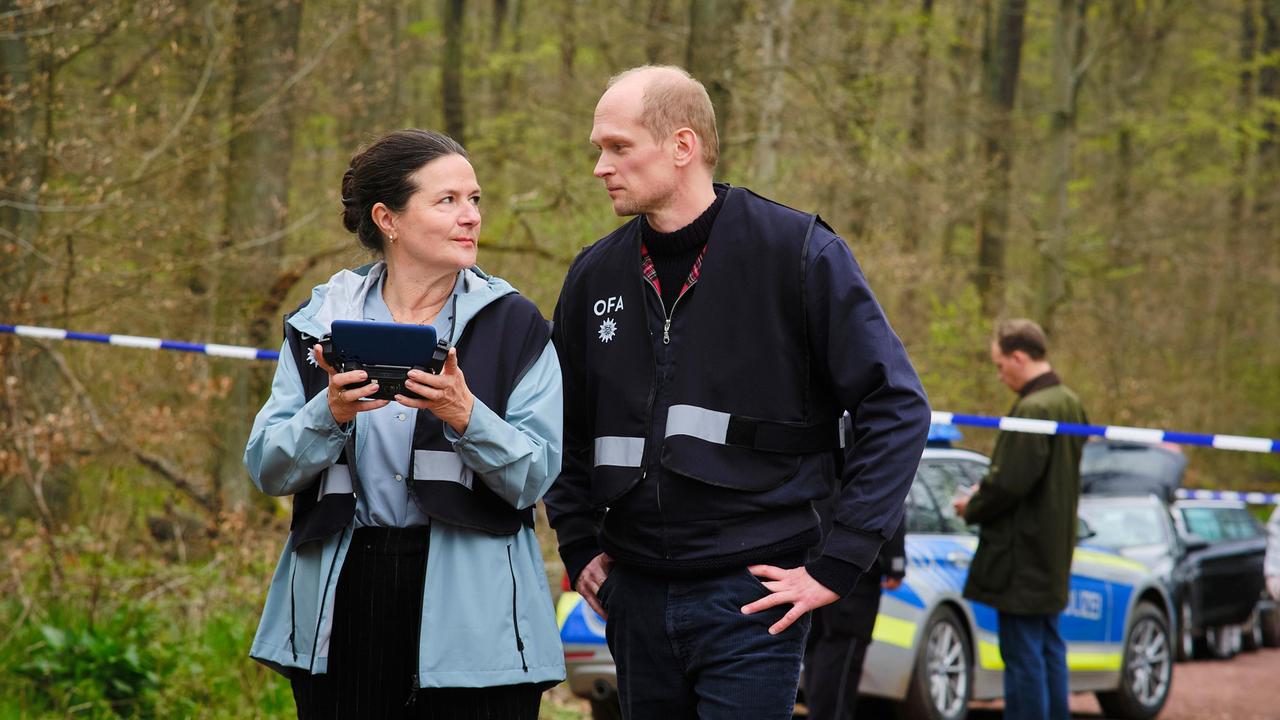 Marion Dörner (Anne-Kathrin Gummich) und Jan Kawig (Bernhard Conrad) untersuchen den Wald mit einer Drohne
