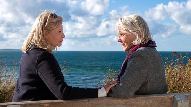 Marion von Brede (Marie Anne Fliegel) beichtet ihrer Tochter Isabel (Sabine Postel) ihr dunkelstes Geheimnis.