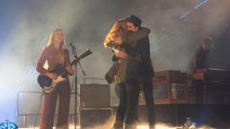 Marius (Lukas Schmidt) und Julia (Paulina Rümmelein) vereint auf der Bühne während des Auftritts der Band "Rhonda" (Sängerin Milo Milone).