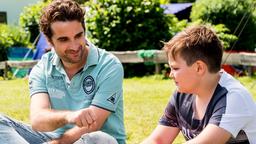 Markus (Oliver Wnuk, li.) freundet sich mit Bejay (Nilo Thomas) an.