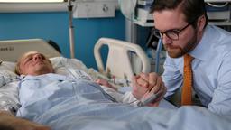 Markus Lindmark (Pelle Heikkilä) am Krankenbett seines Bruders Karl (Sampo Sarkola).