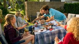 Markus (Oliver Wnuk, 2. v. re.) stellt sich beim ersten Essen mit Hartmut (Henning Baum, Mitte), Lena (Birte Hanusrichterm, 2. v. li.), Carmen (Sina Ebell) und Helga (Inga Dietrich, vorne rechts) tollpatschig an.