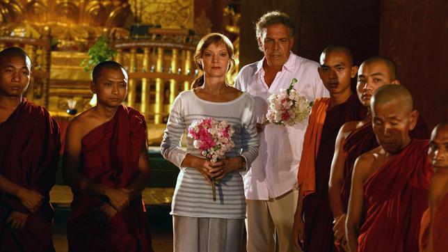 Bild: ARD Degeto/Lisa Film Markus (Christian Kohlund) und Verena (Marion Mitterhammer) wohnen der Zeremonie bei, mit der Verenas Mann in ein buddhistisches Kloster aufgenommen wird.