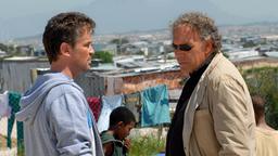 Markus (Christian Kohlund, re) versucht, Lukas (Timothy Peach) davon zu überzeugen, dass er ihm helfen will.