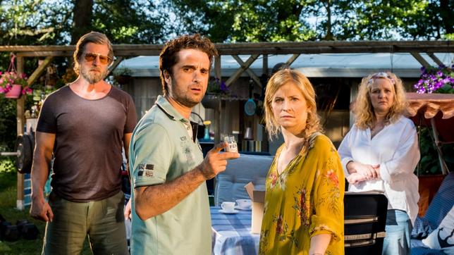 Bild: ARD Degeto/Conny Klein Markus (Oliver Wnuk) würde für Lena (Birte Hanusrichter) alles tun. Hartmut (Henning Baum, li.) und seine Freundin Helga (Inga Dietrich, re.) empfangen den Anwalt mit Skepsis.