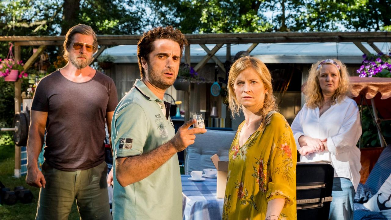 Markus (Oliver Wnuk) würde für Lena (Birte Hanusrichter) alles tun. Hartmut (Henning Baum, li.) und seine Freundin Helga (Inga Dietrich, re.) empfangen den Anwalt mit Skepsis.