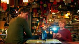 Marlen (Corinna Harfouch) und Fynn (Daniel Sträßer) fotografieren die Gegenstände zur Erinnerung.