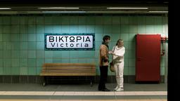 Marlene (Silke Bodenbender, re.) trifft in der U-Bahnstation auf ihren Sohn Jakob (Tom Gronau, li.).