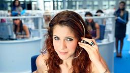 Marta (Isabella Ragonese) arbeitet in einem Callcenter, das vor den Toren der Stadt auf die grüne Wiese gesetzt worden ist.