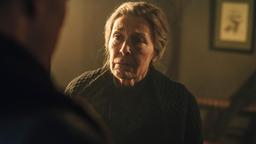 Martha Liebermann (Thekla Carola Wied) lässt sich von Gestapo-Kommissar Teubner (Franz Hartwig) nicht einschüchtern.