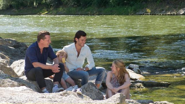 Martin (Florian Panzer, li.), Serge (Vladimir Korneev) und Jackie (Paula Kalenberg) erleben eine „Ménage-à-trois“.