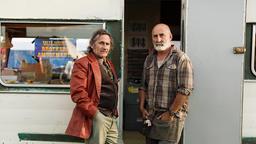 Marty (Phillip C Gordon) und der Jahrmarktbesitzer Harold (Greg Johnson, re.) arbeiten auf dem Jahrmarkt.