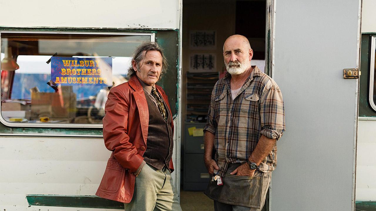 Marty (Phillip C Gordon) und der Jahrmarktbesitzer Harold (Greg Johnson, re.) arbeiten auf dem Jahrmarkt.
