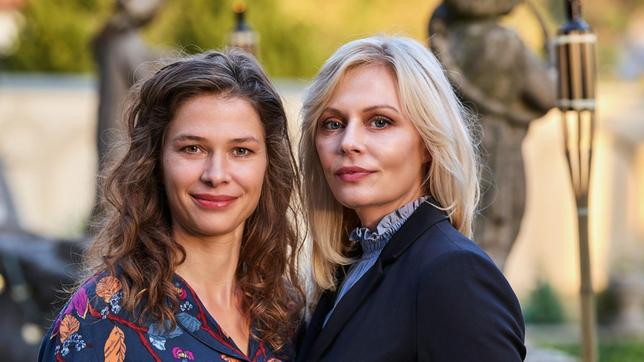 Mascha Hillinger (Meike Droste, li.) und Karin Berger (Susanna Simon) übernehmen voller Elan die Leitung im Hotel Heidelberg. Während die international erfahrene Hotelmanagerin Karin auf maximale Effizienz setzt und das Personal mit ihrem knallharten Führungsstil vor den Kopf stößt, will die Bestsellerautorin Mascha die gutbürgerliche Hotelküche komplett auf vegan umstellen und bringt einen neuen Koch mit.