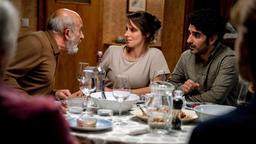 Masud (Ramin Yazdani, li.) kritisiert seinen Sohn Faraz (Reza Brojerdi) und seine Schwiegertochter Viola (Amelie Kiefer).