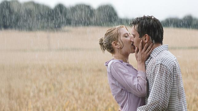 Bild: Atlas Film GmbH/Mit KI bearbeitet Chris (Jonathan Rhys Meyers) und Nola (Scarlett Johansson) küssen sich.