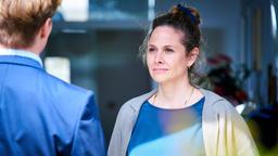 Max Lentor (Helgi Schmid, li.) versucht Carla Busch (Ellenie Salvo González, re.) von seiner Sache zu überzeugen.