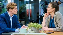 Max Lentor (Helgi Schmid, li.) versucht Carla Busch (Ellenie Salvo González, re.) von seiner Sache zu überzeugen.