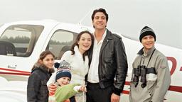 Max (Gregor Törzs) mit seiner neuen Braut Elena (Julia Stemberger) und ihren Kindern Walter (Fabian Grass, re.), Tina (Vespa Vasic) und Hänschen (Adrian Wahlen).