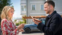 Max (Bernhard Piesk) schenkt Nora (Tanja Wedhorn) ein Modellboot.