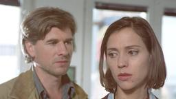 Max (Daniel Morgenroth) teilt seiner Geliebten Sylvie Winter (Carin C. Tietze) mit, dass ihre heimliche Affäre nun ein Ende finden muss.