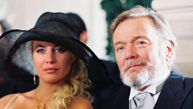 Bild: ARD/Degeto/Stefan Haring Maximilian Fox (Helmut Griem) heckt zusammen mit Karin Schröder (Julia Thurnau) eine Intrige gegen die Firma Aphrodite aus.