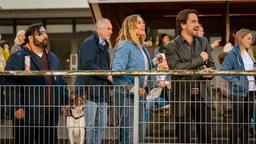 Mehmet (Kailas Mahadevan, li.), Mona (Nadeshda Brennicke) und Henry (Oliver Mommsen, 2. v. re.) beobachten gespannt das Trabrennen.