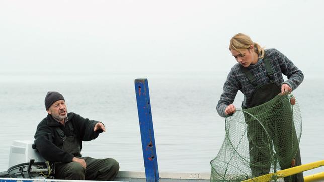 Meike (Alwara Höfels) geht mit ihrem Vater Erich (Rüdiger Vogler) auf Fischzug.