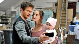 Erik (Roman Knizka) macht sofort ein Selbstporträt mit Jenny (Marie Zielcke) und dem Baby.