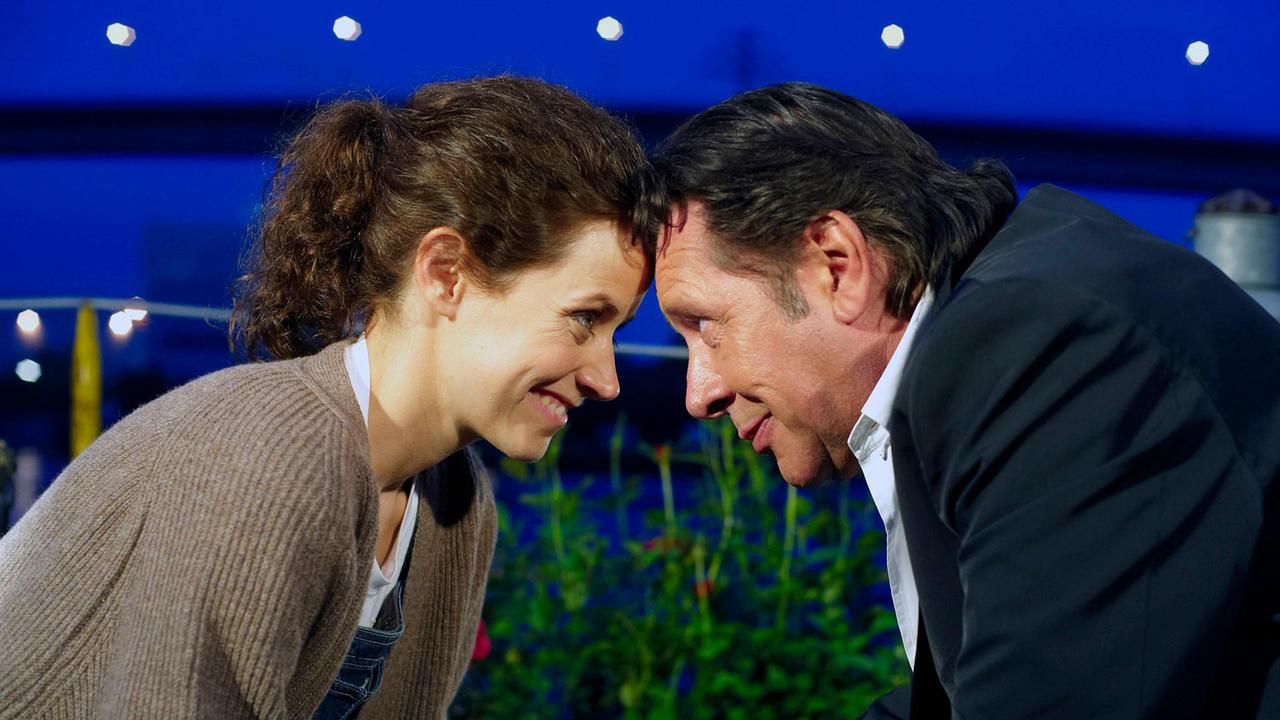 Annika (Anja Knauer) und ihr Vater Hannes (Jan Fedder) sind ein Herz und eine Seele.