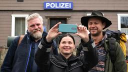 Mette (Anna Fischer) hat Frank (Aljoscha Stadelmann, li.) zum Geburtstag ein Survivalwochenende mit Heiner (Moritz Führmann, re.)  geschenkt hat und macht zum Abschied ein Selfie.