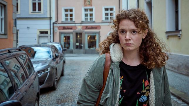 Mia Bader (Nadja Sabersky) in den Straßen von Passau.