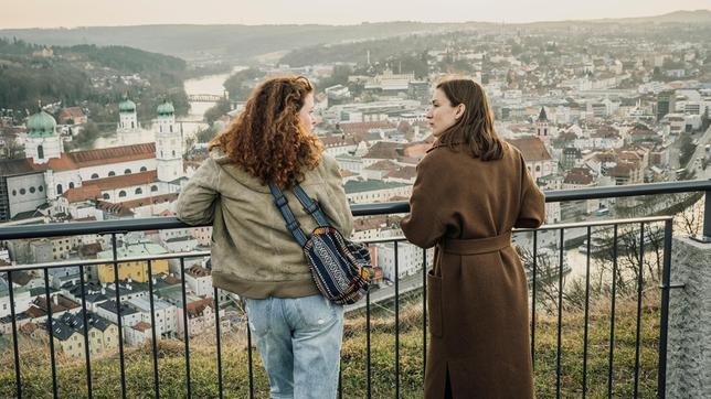 Bild: BR/ARD Degeto/Hager Moss Film GmbH/Hendrik Heiden Mia (Nadja Sabersky, links) erzählt Frederike (Marie Leuenberger) an der Oberen Veste in Passau von der Widmung, die sie die ganze Zeit beschäftigt.