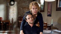 FÜR IMMER VENEDIG: Mia (Gaby Dohm) steht ihrem Sohn Marco (Gunther Gillian) bei.