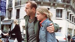 Michael Mühlhausen (Heino Ferch) und seine Tochter Hannah (Nadine Fano) befinden sich in Paris auf der Flucht.