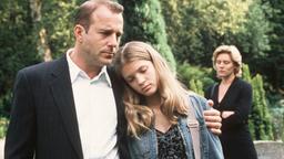Michael Mühlhausen (Heino Ferch) und seine Tochter Hannah (Nadine Fano) trauern um ihre ermordete Mutter.