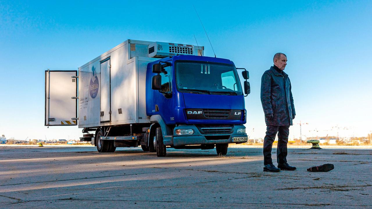 Michail Leskow (Jevgenij Sitochin) auf dem Parkplatz des Kühllasters.