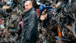 Michail Leskow (Jevgenij Sitochin) sucht auf einem Schrottplatz nach Hinweisen.