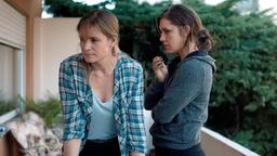 Michelle Grabowski (Julia Jentsch, li.) hofft, dass Janines Freundin Manu (Johanna Ingelfinger) bei der Suche nach der Vermissten hilft.